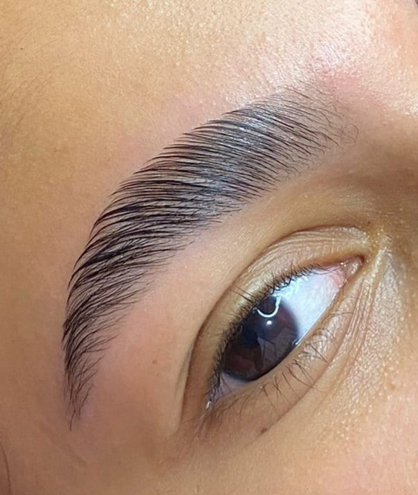 Sobrancelhas natural e depois do procedimento